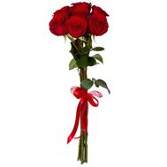 Букет із 7 червоних імпортних троянд