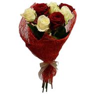 Букет квітів із 7 червоних і білих троянд