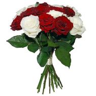 Букет цветов из 17 красных и белых роз