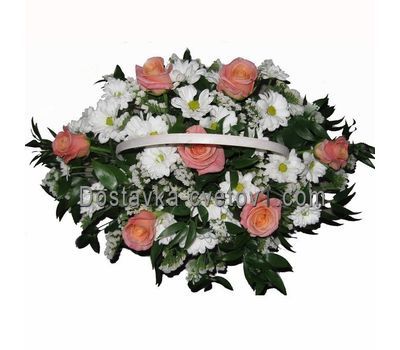 Корзина из 7 роз и 6 хризантем